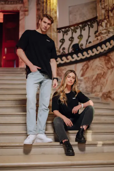 lifestyle photoTRACK Essential Tee - Black