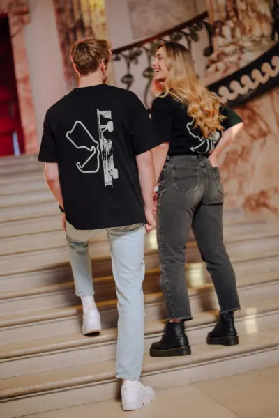 lifestyle photoTRACK Essential Tee - Black