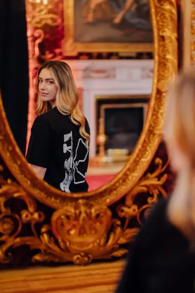 lifestyle photoTRACK Essential Tee - Black