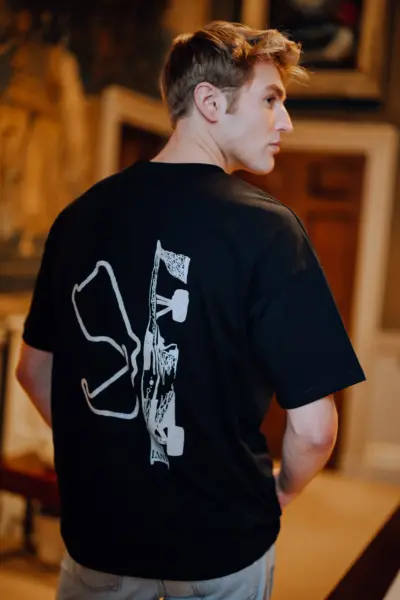 lifestyle photoTRACK Essential Tee - Black