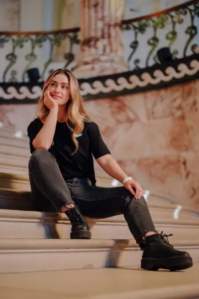 lifestyle photoTRACK Essential Tee - Black