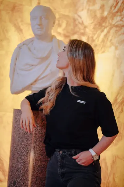 lifestyle photoTRACK Essential Tee - Black