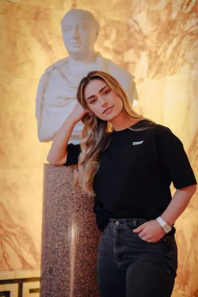 lifestyle photoTRACK Essential Tee - Black