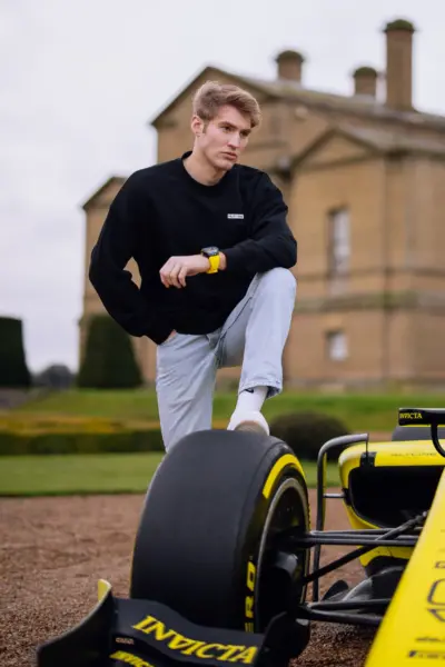 lifestyle photoTRACK Essential Crew Neck - Black