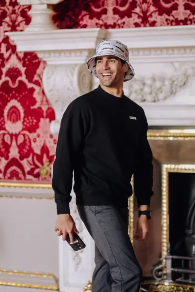 lifestyle photoTRACK Essential Crew Neck - Black