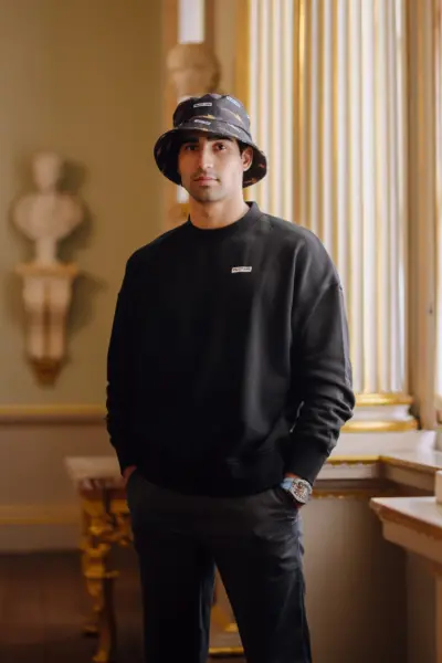 lifestyle photoTRACK Essential Crew Neck - Black