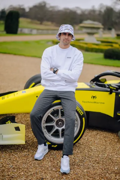 lifestyle photoTRACK Essential Crew Neck - Black