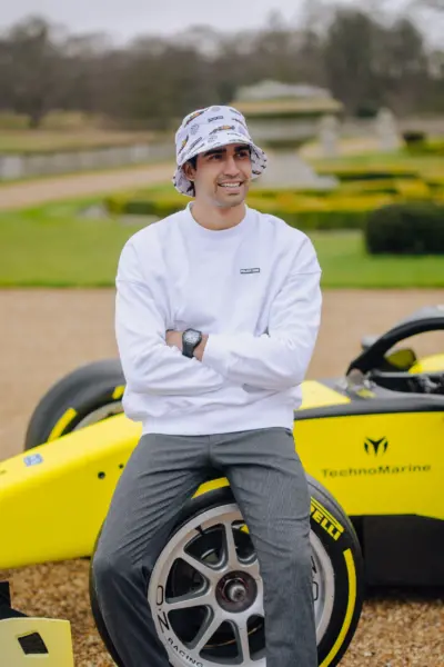 lifestyle photoTRACK Essential Crew Neck - Black