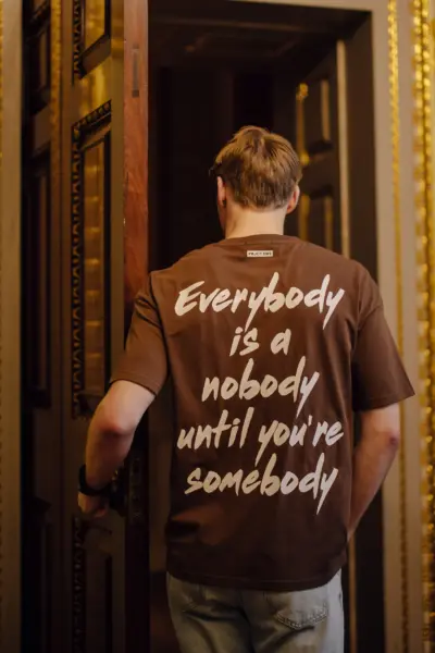 lifestyle photoSOMEBODY Essential Tee - Brown