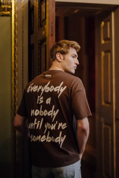 lifestyle photoSOMEBODY Essential Tee - Brown